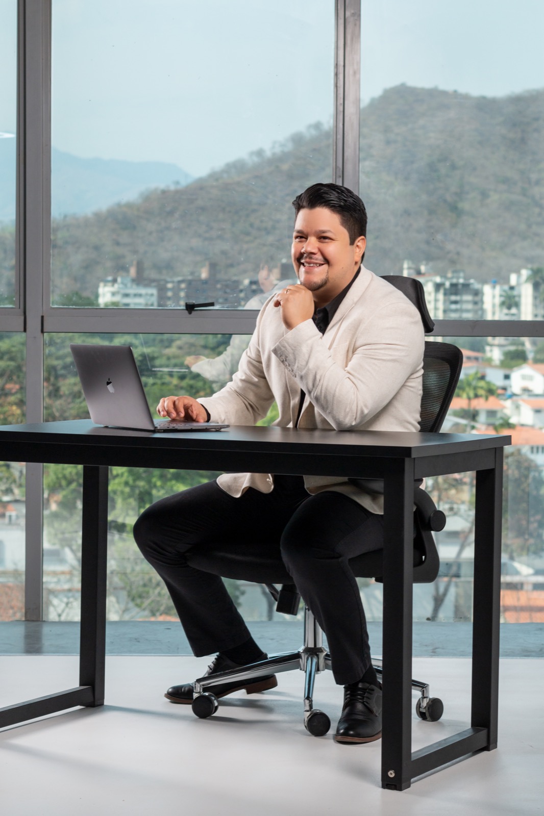 Fernando Pérez trabajando en su computadora